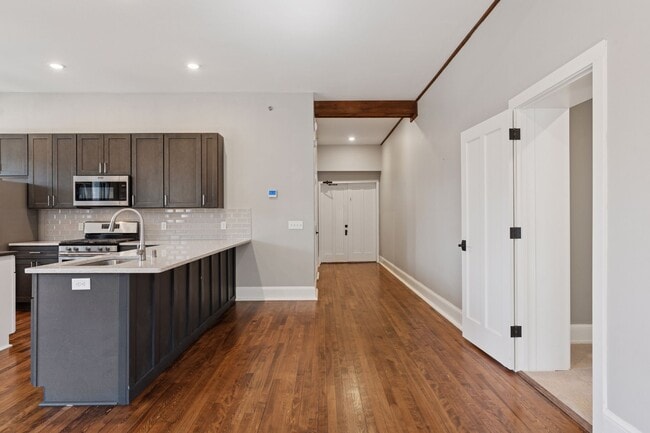 Building Photo - 107 Chestnut St E