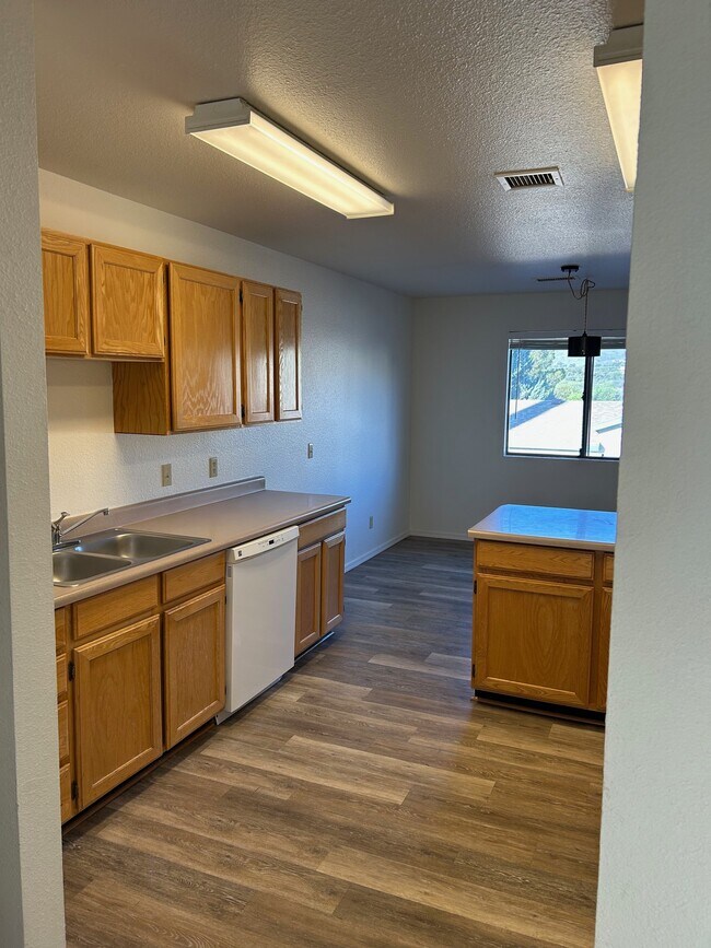 Foto del edificio - 400 Bent River Rd