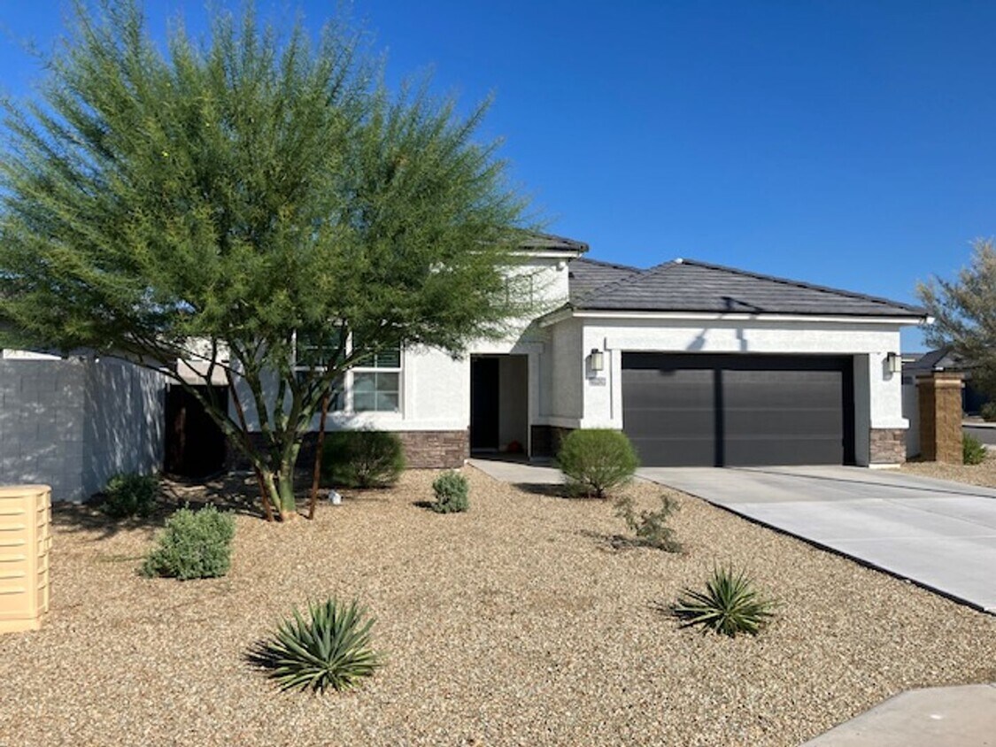 Foto principal - Modern 4-Bedroom Ranch-Style Corner Lot Home