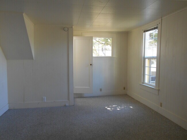 Foto del edificio - 3 Bedroom, 1 Bathroom Home in Sunnyland! Lawncare included with ample parking
