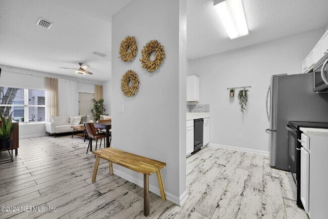 Building Photo - St Johns living for only $1650