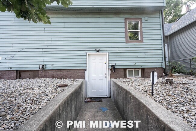 Foto del edificio - "Spacious 3-Bed, 2-Bath Gem in Indianapolis - Modern Comfort Awaits!"