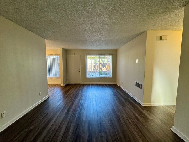 Foto del edificio - Beautifully Renovated 2 Bed / 1.5 Bath Apartment for Rent in Los Alamitos!