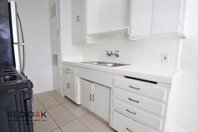 Foto del edificio - 5832 Carlton Way