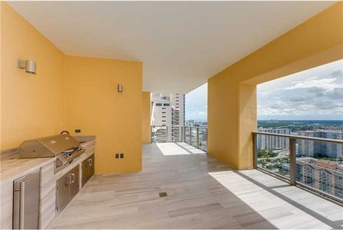 Foto del edificio - 17749 Collins Ave