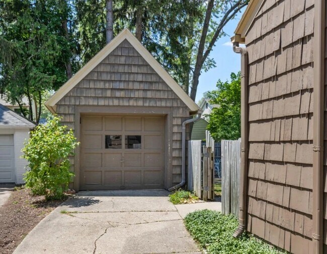Building Photo - 957 Maxwell Ave SE
