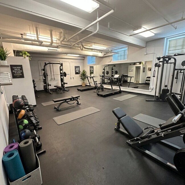 Building Photo - Spacious Rehabilitated Appartment