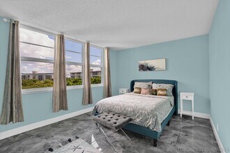 Building Photo - 4015 W Palm Aire Dr