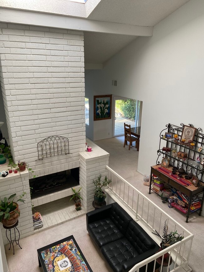 Building Photo - 5 Sandpebble