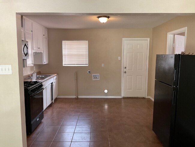 Foto del edificio - "Charming 4-Bedroom Home at 1512 Elaine Pl...