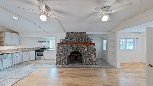 Building Photo - Adorable 2Bd 2Ba Home in Silverado Canyon