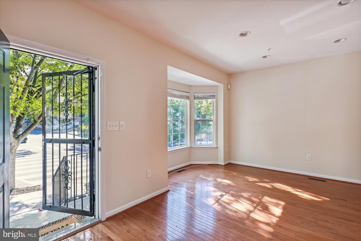 Primary Photo - 3333 7th St SE