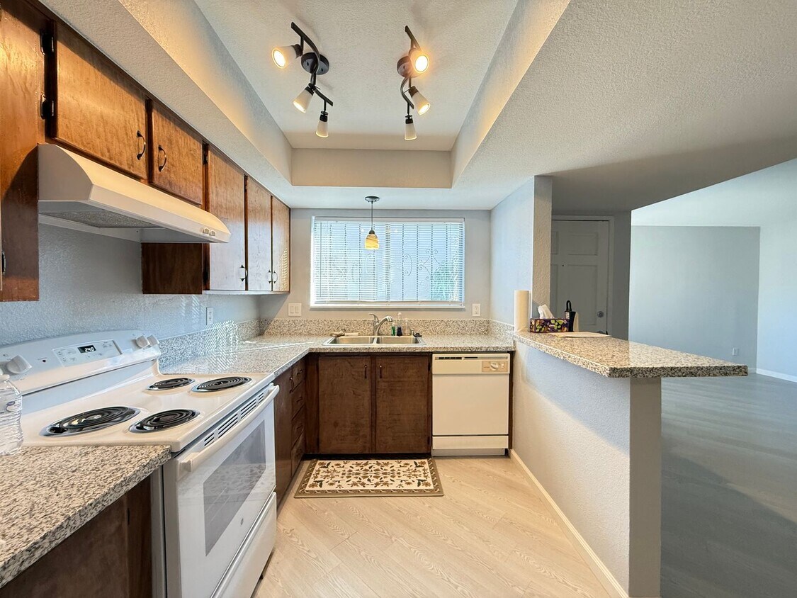 Foto principal - RENOVATED 2BD/1.5BA CONDO NEAR TOPGOLF, VI...
