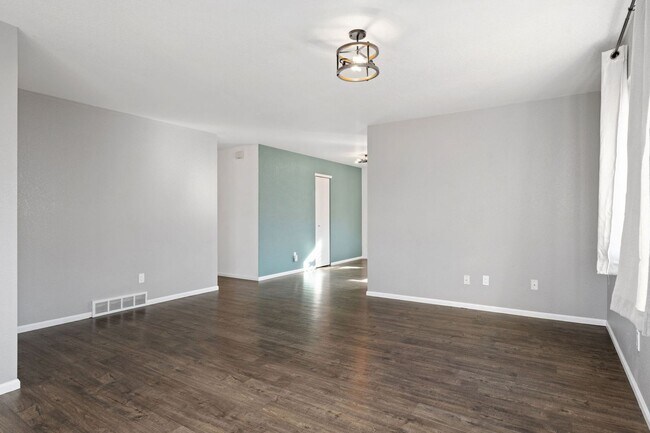 Building Photo - Updated 3-Bed 2-Bath Home with Spacious Yard