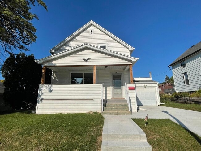 Building Photo - 215 Oak St