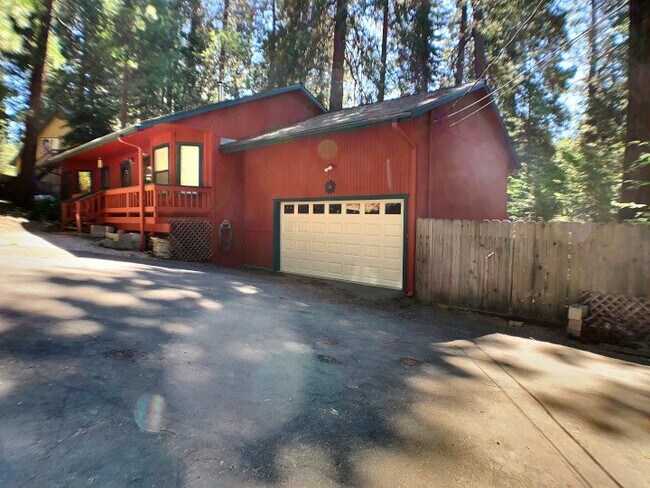 Building Photo - Pride of ownership in this 3/2 near the lake!
