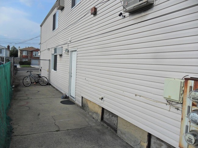 Building Photo - 56 Sommer Ave