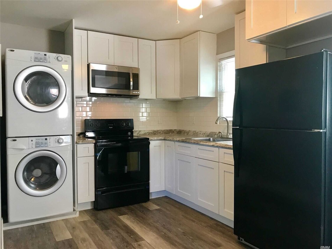 310 Staples St, Farmingdale, NY 11735 Room for Rent in Farmingdale