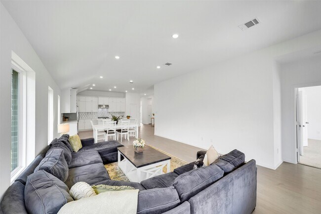Building Photo - 6402 Golden Seaton Dr