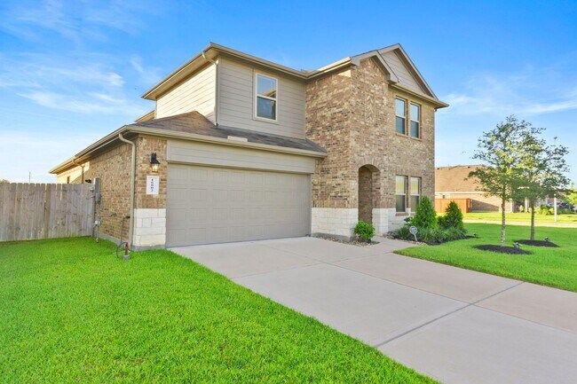 Building Photo - Spacious 5-Bedroom Home on a Premium Corne...