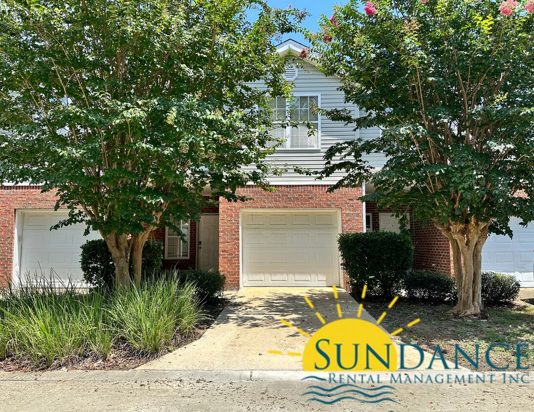 Primary Photo - 3-Bedroom with a Garage in Central Fort Wa...