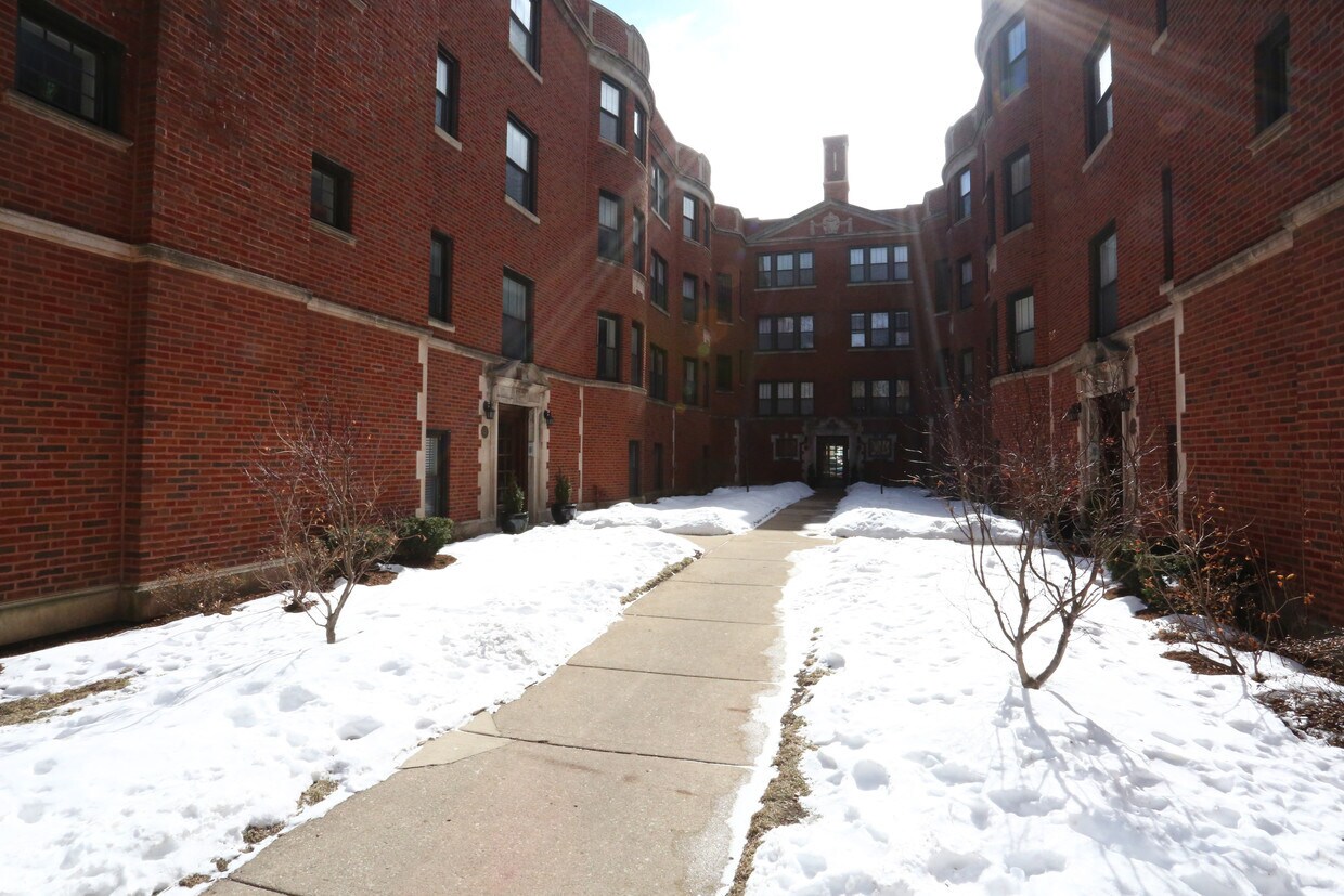 Building Photo - 1425-1431 W Elmdale Ave