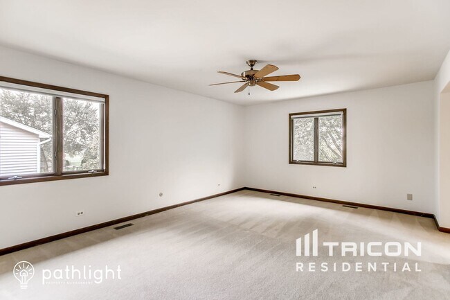 Foto del edificio - 2479 Lakeside Dr