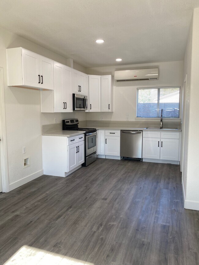 Foto del edificio - 1412 W Roseburg Ave