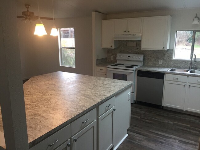 Building Photo - 1 acre lot w/manufactured home