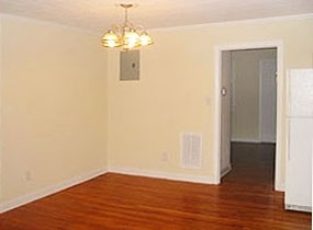 Comedor con sala de estar delantera y entrada delantera más allá. - 9 Bolin Hts
