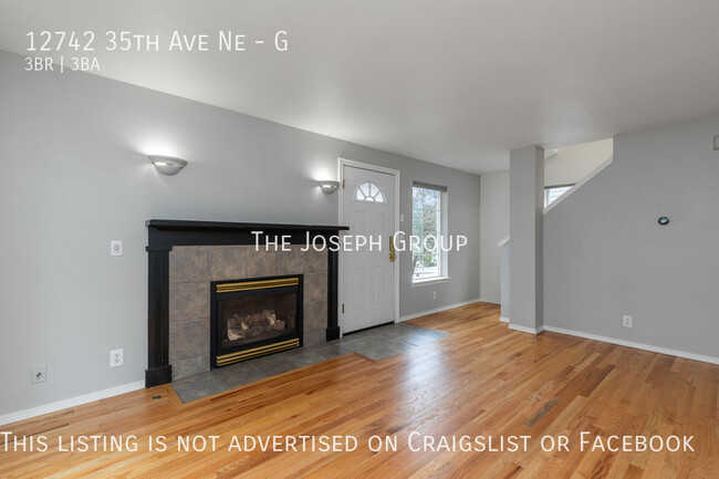 Building Photo - Updated 3 bed/2.5 bath townhome in Seattle!