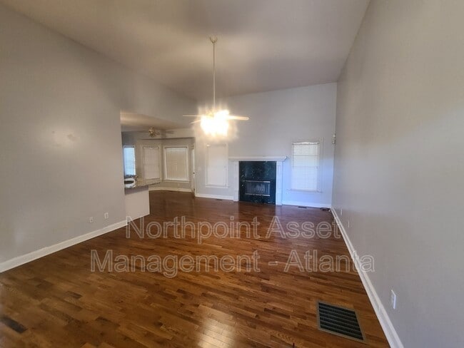 Building Photo - 3858 Glenlake Dr