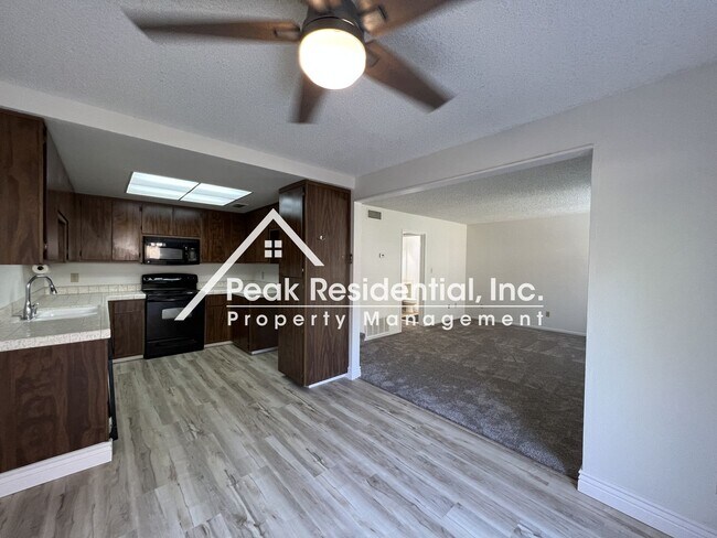Building Photo - Spacious Carmichael 3bd/1.5ba Condo near M...