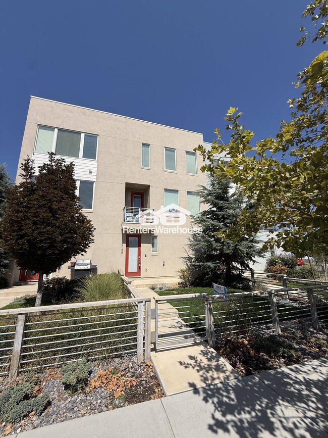 Building Photo - 6148 W Lake Ave