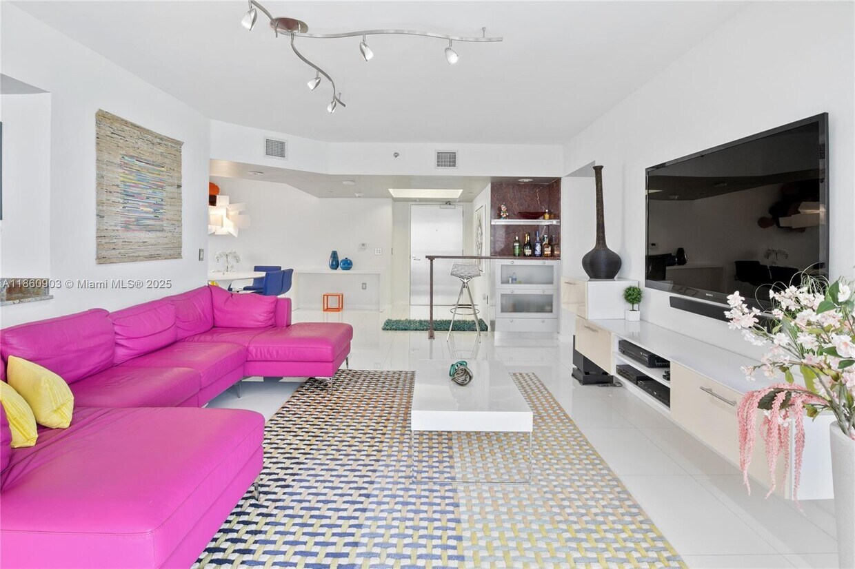 Primary Photo - 16445 Collins Ave