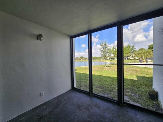 Building Photo - 214 Lake Pointe Dr