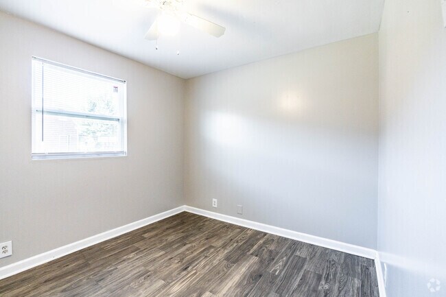 2 habitaciones, 1 baño - 750 pies cuadrados - Segundo dormitorio - Village on the Green