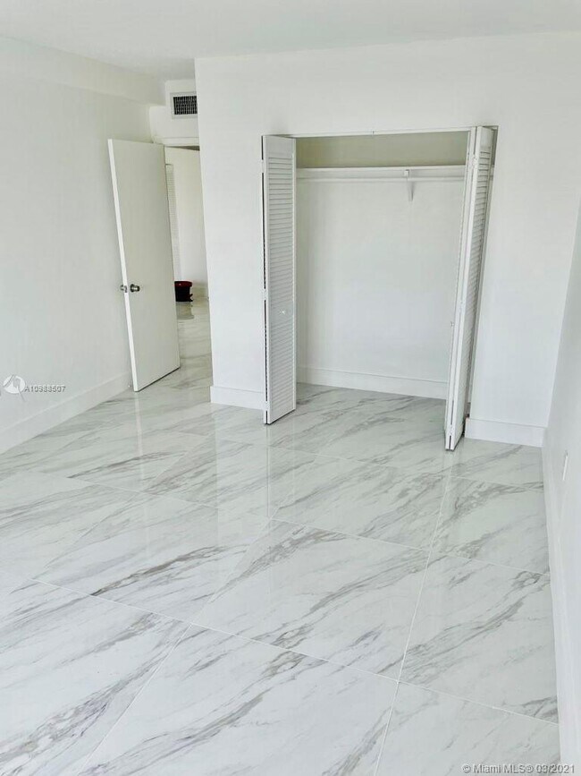 Foto del edificio - 400 Kings Point Dr