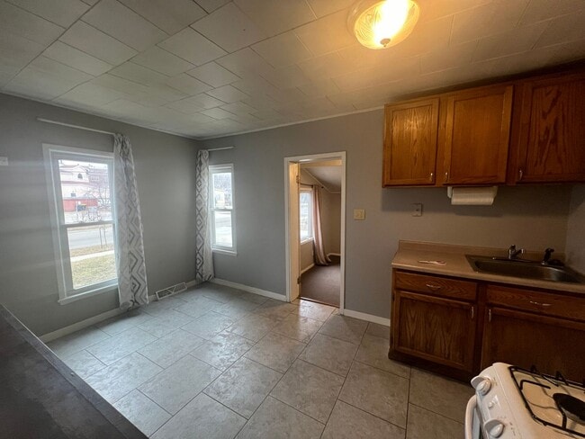 Building Photo - 103 7th Ave NW