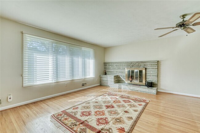Foto del edificio - 241 Willowcrest Dr