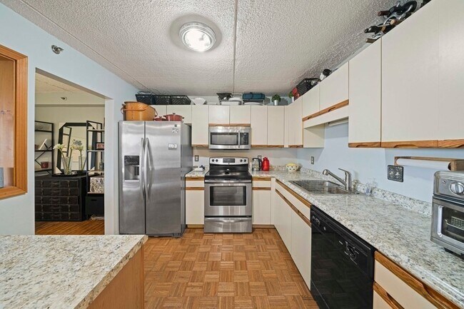 Building Photo - 200 Cove Way