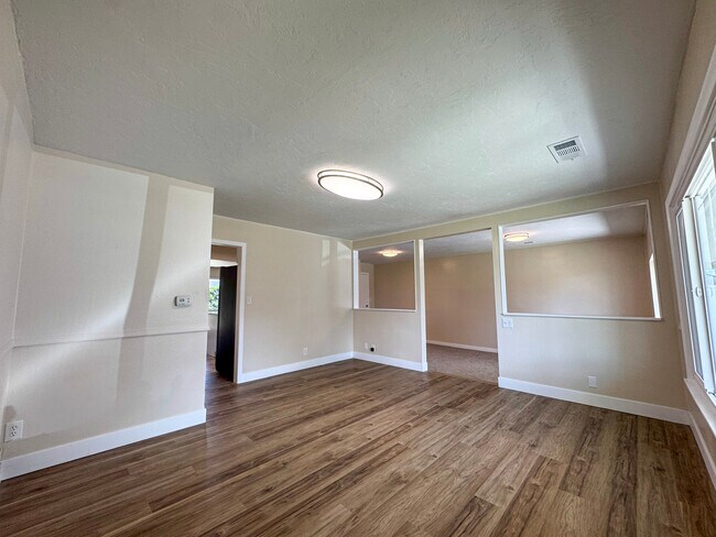 Building Photo - 496 N 70 W