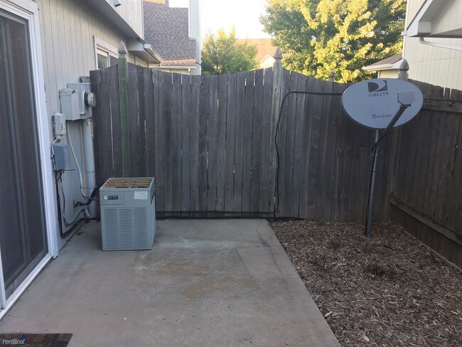 Building Photo - 3 br, 2.5 bath Duplex - 2900 Crestline Dr