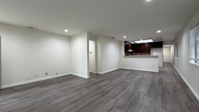 Building Photo - 923 Oak Ave
