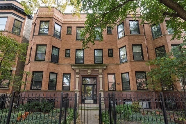 Foto del edificio - 833 W Wellington Ave