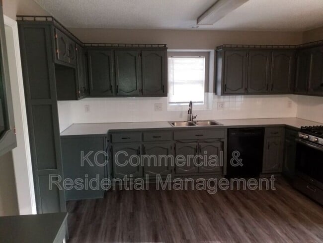 Building Photo - 605 S Park Dr