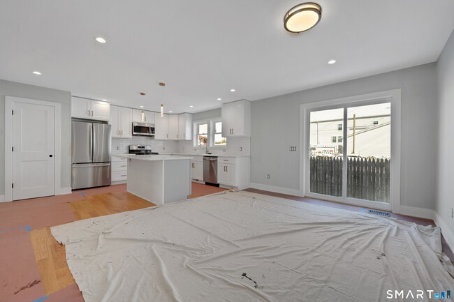 Building Photo - 20 Bouton St