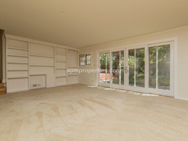 Foto del edificio - Lovely 4 Bedroom, 3 bath, 3-Car Garage, Gr...