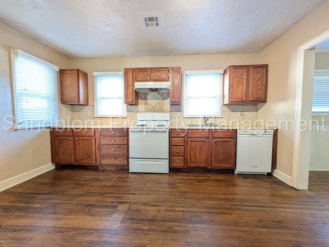 Building Photo - For Lease | Kendall-Whittier | 3 bed, 2 ba...