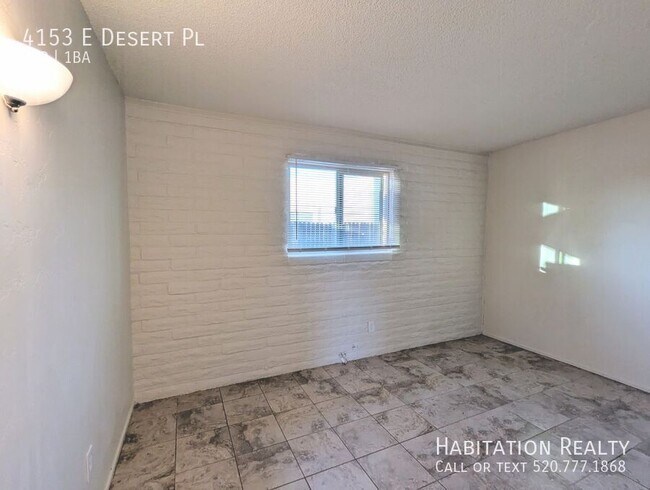 Foto del edificio - 4153 E Desert Pl